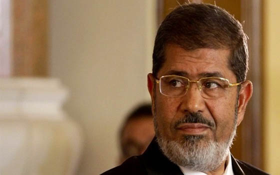   مصر اليوم - مرسي يغيب عن القصر رئيسا ويظهر في معرض الكتاب نجما مضحكاً