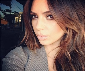   مصر اليوم - نجمة التلفزيون كيم كاردشيان تستعيد لون شعرها البُنّي