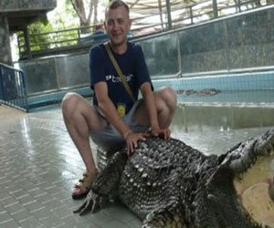   مصر اليوم - مغامرون يعرِّضون أنفسهم للموت