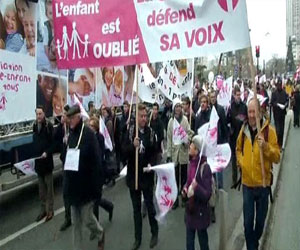   مصر اليوم - مئات الآلاف يتظاهرون في باريس وليون إحتجاجًا على زواج المثليين