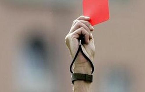   مصر اليوم - كارت أحمر للاعب كرة قدم في إنكلترا احتفالا بتسجيله أول 3 أهداف في حياته