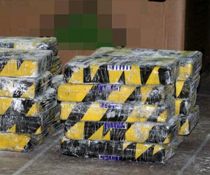   مصر اليوم - الشرطة الإسبانية ضبطت 900 كيلوغرام من الكوكايين في حقائب ظهر