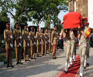   مصر اليوم - جنازة عسكريّة لضابط شرطة في الإسكندريّة