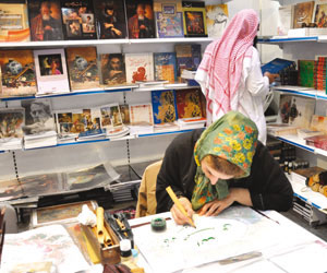   مصر اليوم - خطاطة يابانية عالمية مسلمة تجذب زوار إثراء المعرفة في جدة