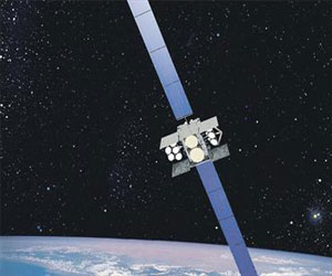   مصر اليوم - وزير الدفاع الإيراني يزيح الستار عن قمرين اصطناعيين جديدين