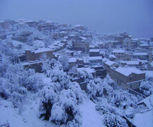   مصر اليوم - الثلوج تعزل عددًا من القرى والمناطق النائية ببعض المحافظات الجزائرية