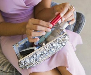   مصر اليوم - حقيبة مستحضرات التجميل هي الأثمن بين ممتلكات المرأة