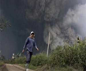   مصر اليوم - 15 قتيلا حصيلة ثوران بركان سينابونج في إندونيسيا