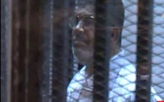   مصر اليوم - استئناف رابع جلسة من محاكمة مرسي و14 متّهمًا في قضيّة أحداث الاتحادية