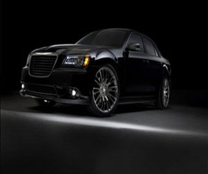 مصر اليوم - كرايسلر تطرح نسخة محدودة من 300C John Varvatos بالأسود المطفي