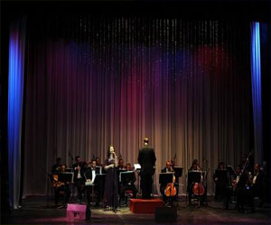   مصر اليوم - السلام الوطني على بيانو مشيرة عيسى تحية لشعب مصر على المسرح الكبير