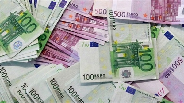   مصر اليوم - اليورو يهبط لأدنى مستوى في شهرين أمام الدولار