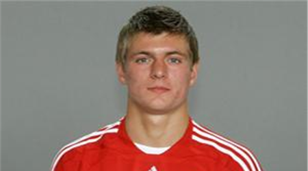   مصر اليوم - البايرن يتأهب لربط كروس لفترة طويلة