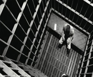   مصر اليوم - هروب قاتل من سجن أميركي زحفًا تحت الأسوار