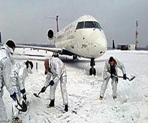 مصر اليوم - ارتطام مقدمة طائرة ركاب بالأرض بسبب عيب فى جهاز الهبوط فى الصين