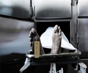   مصر اليوم - ممرضة أميركية تمزق جثة ابنها وتلقى قطعًا منها فى الطرق