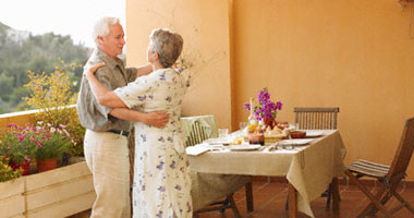   مصر اليوم - ثمانينى يهاجم رجلاً بسكين لظنه أنه على علاقة بصديقته