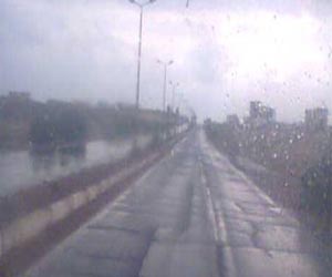   مصر اليوم - يوم مطير وسط الصيف ينقذ حياة العشرات من حادث على شاطئ أسترالى