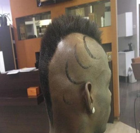   مصر اليوم - بالوتيللي يكشف عن قصة شعره المجنونة