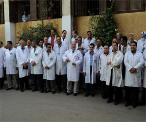 مصر اليوم - أطباء سوهاج يُضربون عن العمل باستثناء قسم الطوارئ