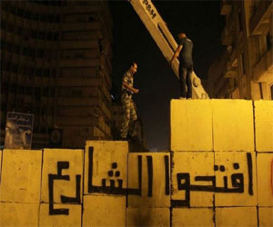   مصر اليوم - الجيش يبدأ في إزالة الحواجز الخرسانية في شارع قصر العيني