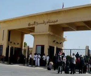   مصر اليوم - عبور 1060 مسافرًا ميناء رفح البرِّي