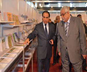   مصر اليوم - جبريل يزور معرض الكتاب ويأمل بجيل مثقف ينهض بالأمه