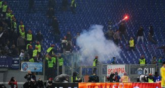   مصر اليوم - إيقاف جماهير روما بسبب سوء السلوك