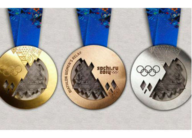   مصر اليوم - ميداليات  سوتشي تعكس أشعة الشمس على قمة الجبال الثلجية