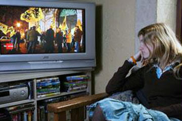   مصر اليوم - الافراط بمشاهدة التليفزيون قد يصيب المراهقين بامراض عقلية