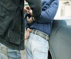   مصر اليوم - القبض على عصابة تخصَّصَت في سرقة المواطنين بالإكراه