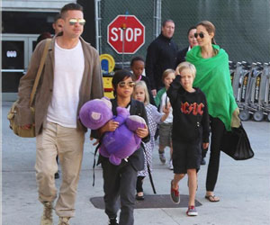   مصر اليوم - براد بيت وأنجلينا جولي يعودان مع عائلتهما إلى أميركا