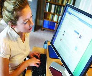   مصر اليوم - الأطفال دون السن القانونية الذين يفرطون في استخدام فيسبوك معرضون للخطر