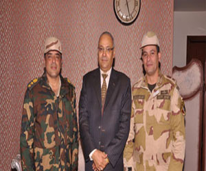   مصر اليوم - محافظ بني سويف يكرم قائد قوات التأمين ونائبه لدورهما في حفظ الأمن