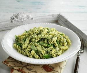 مصر اليوم - معكرونة بينيه مطبوخة مع لحم وفطر وصلصة البولونيز