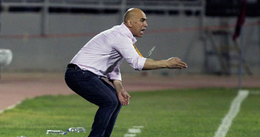   مصر اليوم - وصول حسام حسن للقاهرة لقضاء إجازة بعد تأهل الأردن