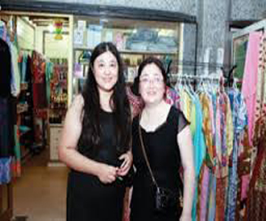   مصر اليوم - سيدتان من ثلاثة يشترين متطلباتهن من المراكز التجارية الفرنسية