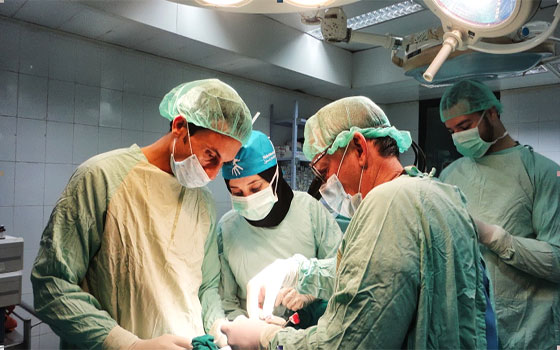   مصر اليوم - طاقمٌ طبّي متخصص ينجحُ في إجراء عمليّة زراعّة قرنيّة لمريضيّن في غزّة