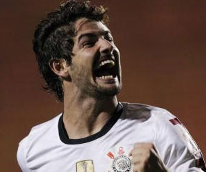   مصر اليوم - مشجعو ساو باولو يحتجون على إنضمام باتو