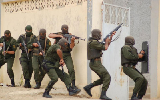   مصر اليوم - وزير الدَّاخلية يضاعف قوات الأمن لإنهاء الاشتباكات بين الميزابيين الأمازيغ والعرب