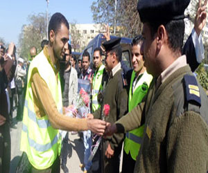 مصر اليوم - حملة مستقبل وطن توزع الورود على الشرطة في سوهاج