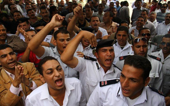   مصر اليوم - تزايد أعداد أمناء الشُّرطة المتظاهرين أمام مديريَّة أمن الجيزة