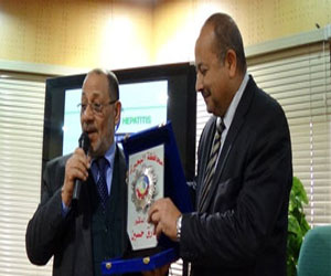   مصر اليوم - الدكتور طارق حسنين أستاذ الكبد  يكرم في مكتبة دمنهور