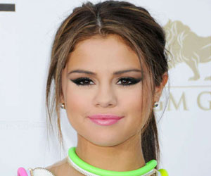   مصر اليوم - الحكم بالسجن على شاب حاول التسلل إلى منزل سيلينا غوميز