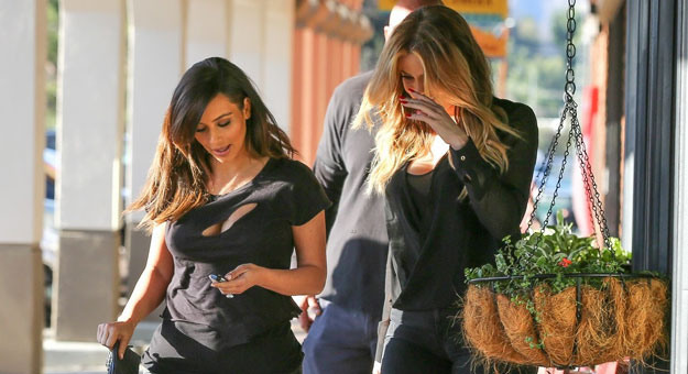 مصر اليوم - كيم كاردشيان تتجول مع شقيقتها في ولاية كاليفورنيا