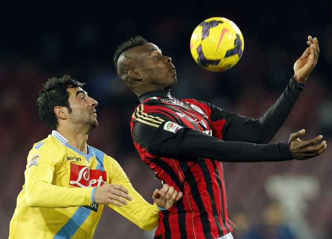   مصر اليوم - حرق سيارة للشرطة خلال مواجهات قبل مباراة نابولي مع ميلان