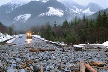   مصر اليوم - رجل وامرأة يقفزان من فوق جسرلتفادى شاحنة انزلقت على الجليد