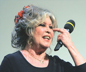   مصر اليوم - بيع سيارة برجيت باردو الرولز رويس في مزاد علني