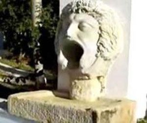   مصر اليوم - إرجاع القطعة الأثرية قناع غورغون إلى الجزائر