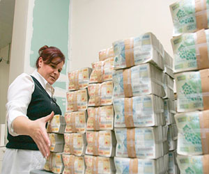   مصر اليوم - إنخفاض السيولة الجاهزة للنقد اللبناني